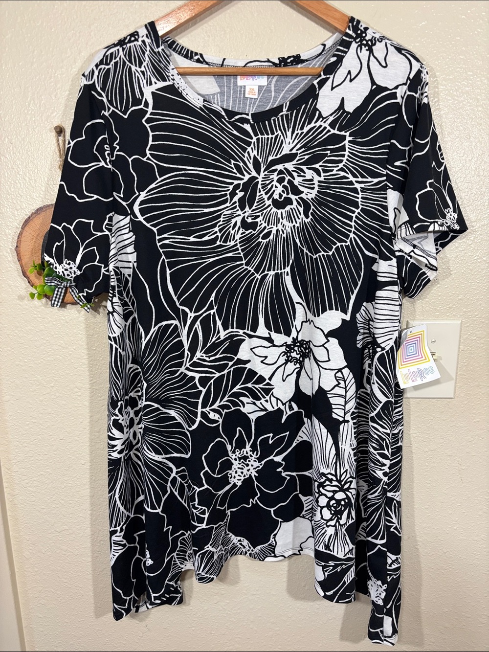 Lularoe Plus Size Black White Floral Melissa Tunic Tee Size 3XL NEW